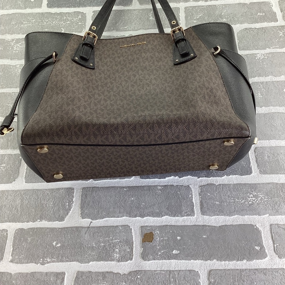 Michael Kors Brown and Black Women's Voyager Small Logo Tote Bag - Picture 6 of 10